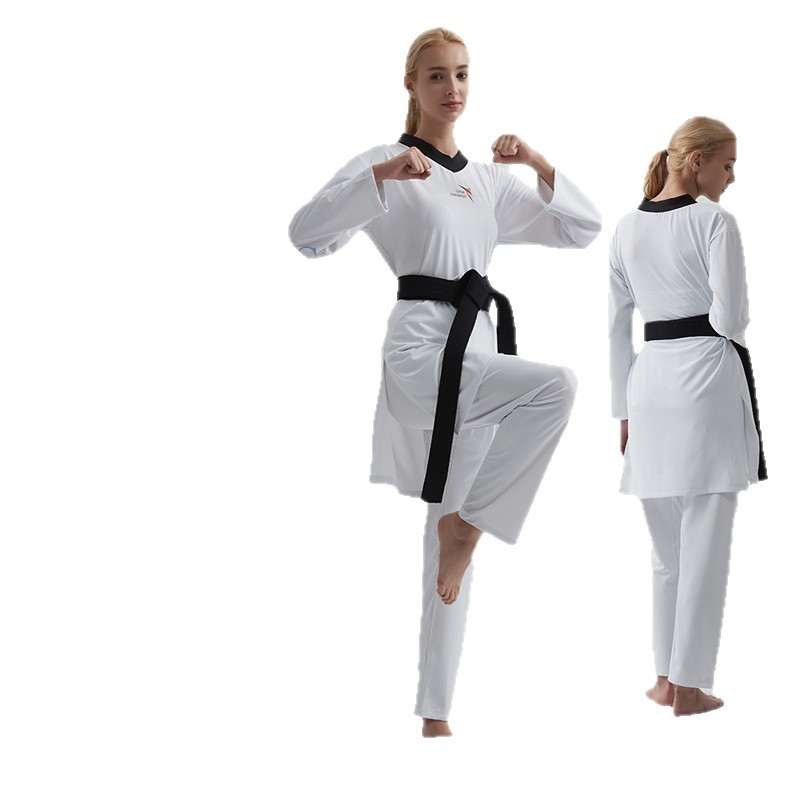 Taekwondo uniforma ar neilona ārējo audumu un 55% poliesteru, oderējums modal 100%.