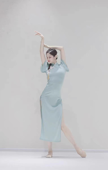 Cheongsam plesni kostim od Chenille tkanine sa 90–95% Spandex, unisex za folklorni ples, jesen 2023
