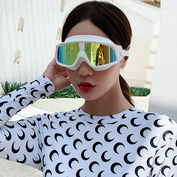 Suaugusiųjų plaukimo akiniai su plačiu matymo lauku ir didelėmis lęšėmis, PVC medžiaga, vieno atspalvio dizainas, atsparūs vandeniui, anti-fog ir UV apsauga.