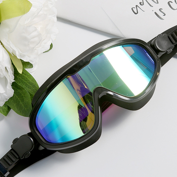 Suaugusiųjų plaukimo akiniai su plačiu matymo lauku ir didelėmis lęšėmis, PVC medžiaga, vieno atspalvio dizainas, atsparūs vandeniui, anti-fog ir UV apsauga.