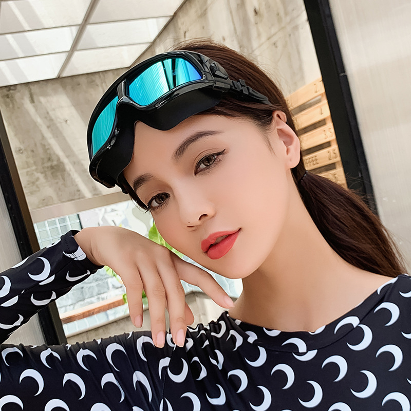 Suaugusiųjų plaukimo akiniai su plačiu matymo lauku ir didelėmis lęšėmis, PVC medžiaga, vieno atspalvio dizainas, atsparūs vandeniui, anti-fog ir UV apsauga.