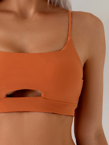 Dvoslojni ženski bikini set — seksi trokutasti gornji dio s izrezom i umetkom za grudi; najlon 80%/spandeks 20%, podstava poliester 95%/5% spandex; donji dio briefs