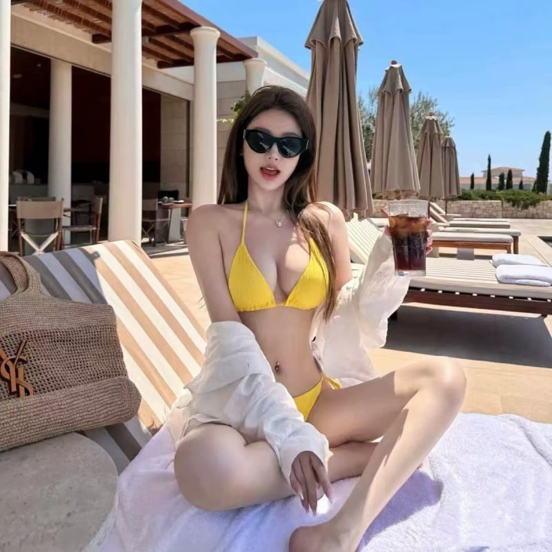 Dvije dijelni bikini, otvorena leđa, odvojivi remeni; top s jastučićima i bez podstavka; jednobojni, elastični, izdržljivi poliester s pamukom podstavom.