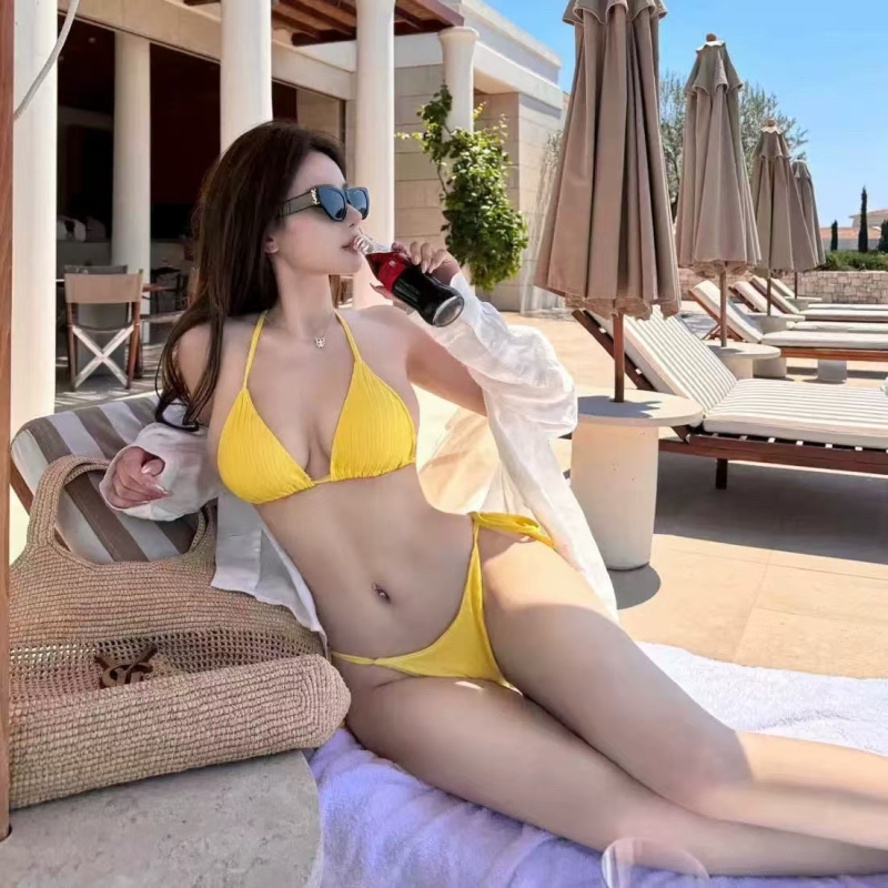Dvije dijelni bikini, otvorena leđa, odvojivi remeni; top s jastučićima i bez podstavka; jednobojni, elastični, izdržljivi poliester s pamukom podstavom.