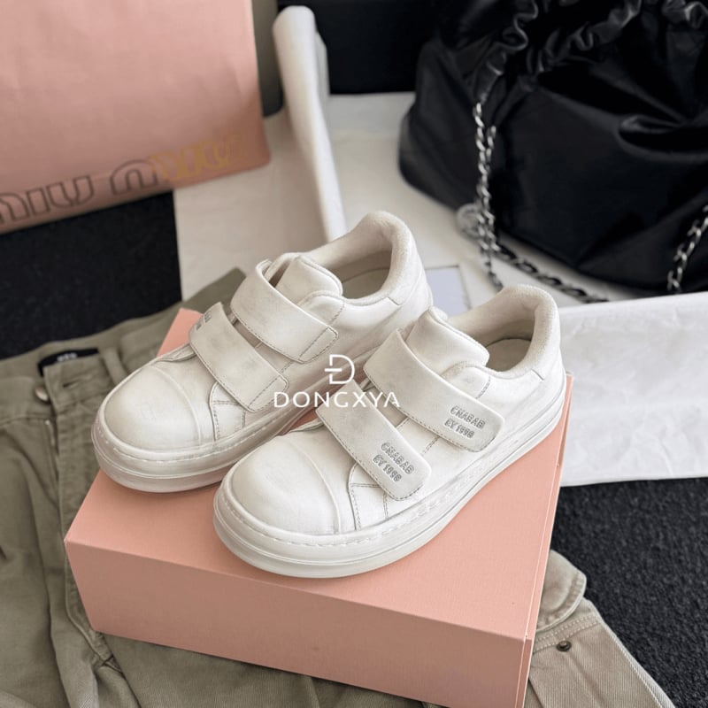 Női bőr sneaker Velcro-zárással – középtop magasság 3–7 cm, gyapjú talpbetét, gumitalp, belső bőr