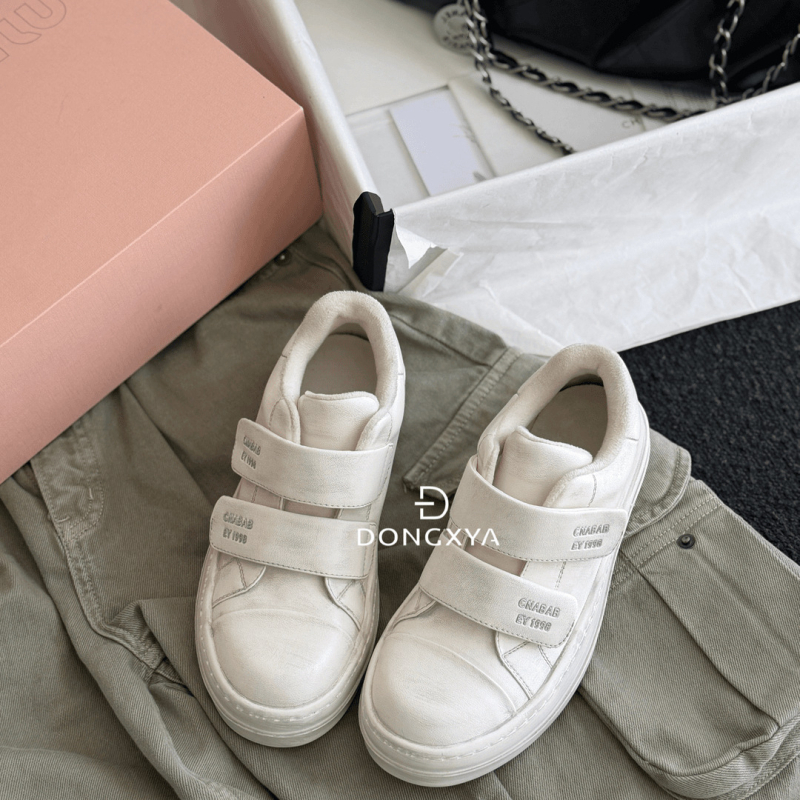 Női bőr sneaker Velcro-zárással – középtop magasság 3–7 cm, gyapjú talpbetét, gumitalp, belső bőr