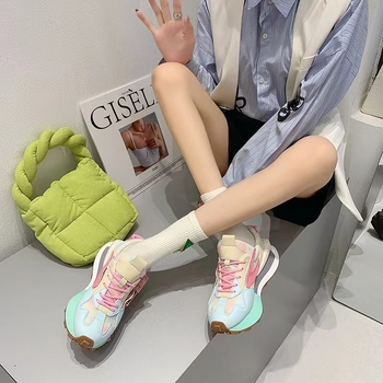 Női sportos–casual cipő hálós felsőrésszel, 1–3 cm-es emelt talppal, gumírozott talppal, elülső pántos zárás, alacsony felső