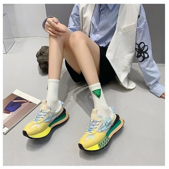 Női sportos–casual cipő hálós felsőrésszel, 1–3 cm-es emelt talppal, gumírozott talppal, elülső pántos zárás, alacsony felső