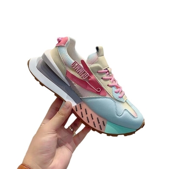 Női sportos–casual cipő hálós felsőrésszel, 1–3 cm-es emelt talppal, gumírozott talppal, elülső pántos zárás, alacsony felső