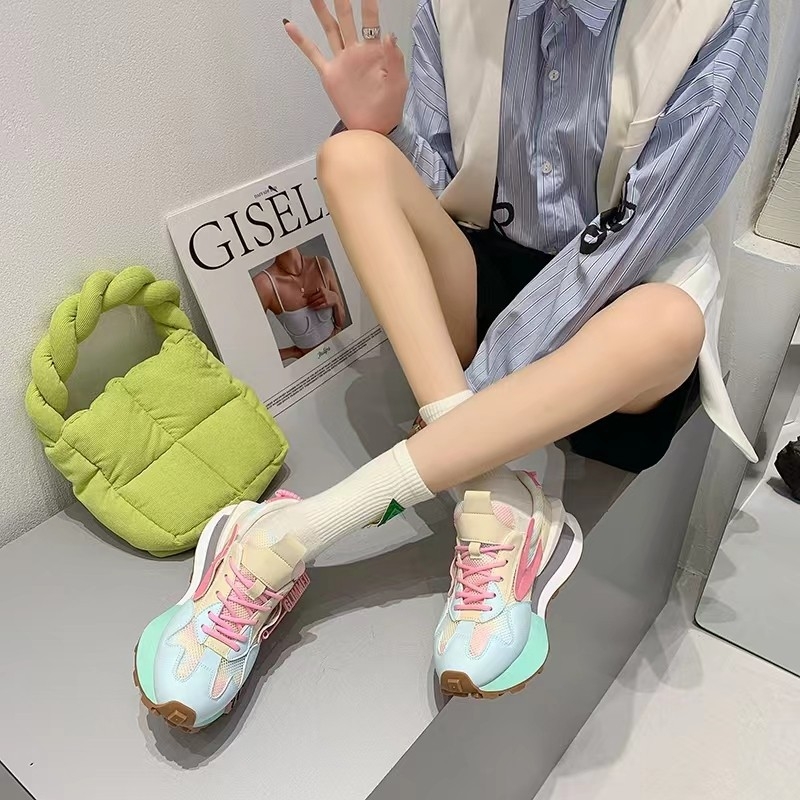 Női sportos–casual cipő hálós felsőrésszel, 1–3 cm-es emelt talppal, gumírozott talppal, elülső pántos zárás, alacsony felső