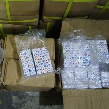 Dobókockák műanyagból, kerek sarkú, 10 000 darabos csomag