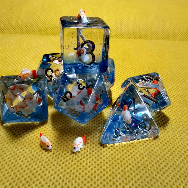 Smoleni poliedarski kocke s crtanim ribicama, sedmeročlani set za D&D/TRPG