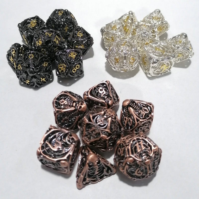 Retro metalne kockice s šupljom lubanje – višestrane za stolne RPG igre