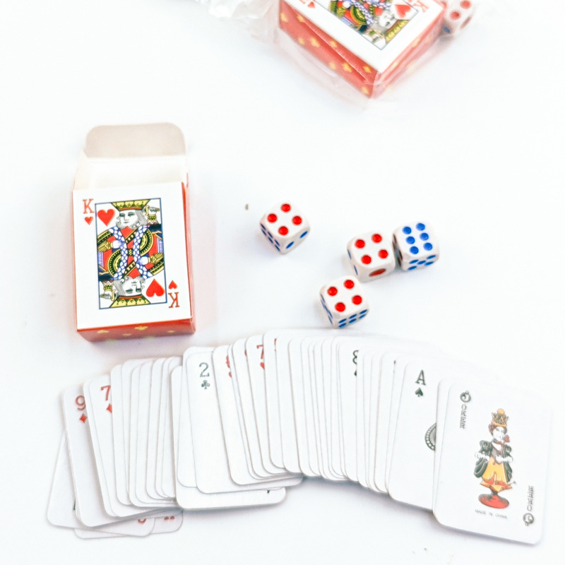 Mini set karata za poker i društvene igre s kockicama – kreativne karte, edukativno za djecu, prijenosno za putovanja (Materijal: kartice od papira; Pakiranje: torba; Prikladna dob: 7–14 i 15–35; Kategorija: Poker)