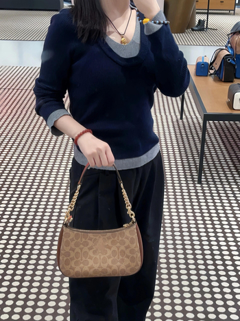 Női válltáska, dumpling alakú, valódi bőr, cipzár, poliészter bélés, nyári 2024 kiadás