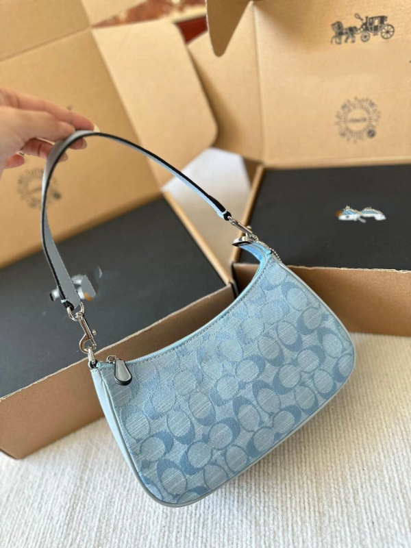 Női válltáska, dumpling alakú, valódi bőr, cipzár, poliészter bélés, nyári 2024 kiadás