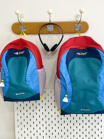 Uniszex kültéri túrakabát hátizsák, 20–35L kapacitás, 8 hüvelykes laptoprekesz, légáteresztő belső nylon, poliészter anyag, légpárnás vállrendszer, 2025 tavaszi kiadás