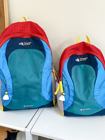 Uniszex kültéri túrakabát hátizsák, 20–35L kapacitás, 8 hüvelykes laptoprekesz, légáteresztő belső nylon, poliészter anyag, légpárnás vállrendszer, 2025 tavaszi kiadás