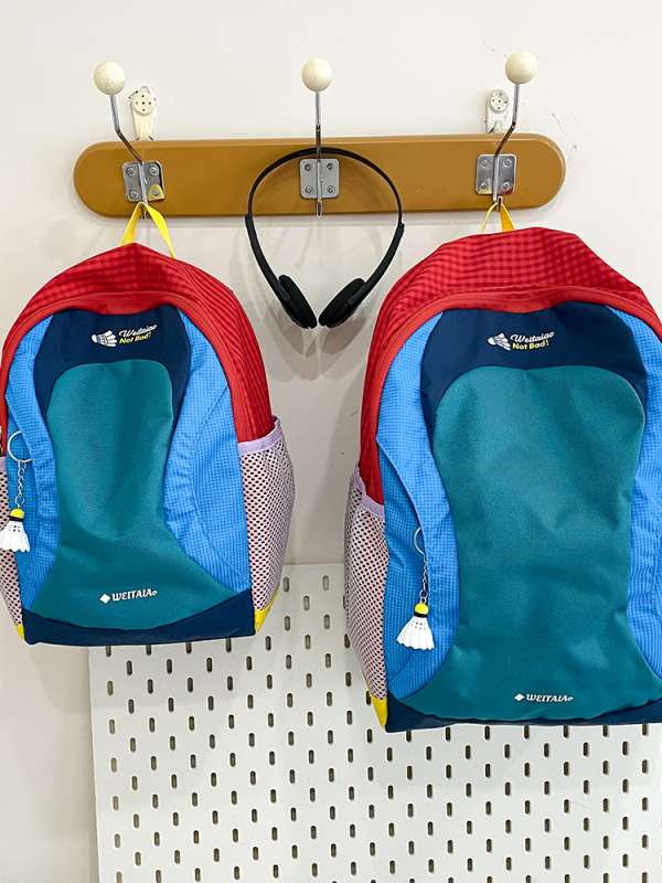 Uniszex kültéri túrakabát hátizsák, 20–35L kapacitás, 8 hüvelykes laptoprekesz, légáteresztő belső nylon, poliészter anyag, légpárnás vállrendszer, 2025 tavaszi kiadás