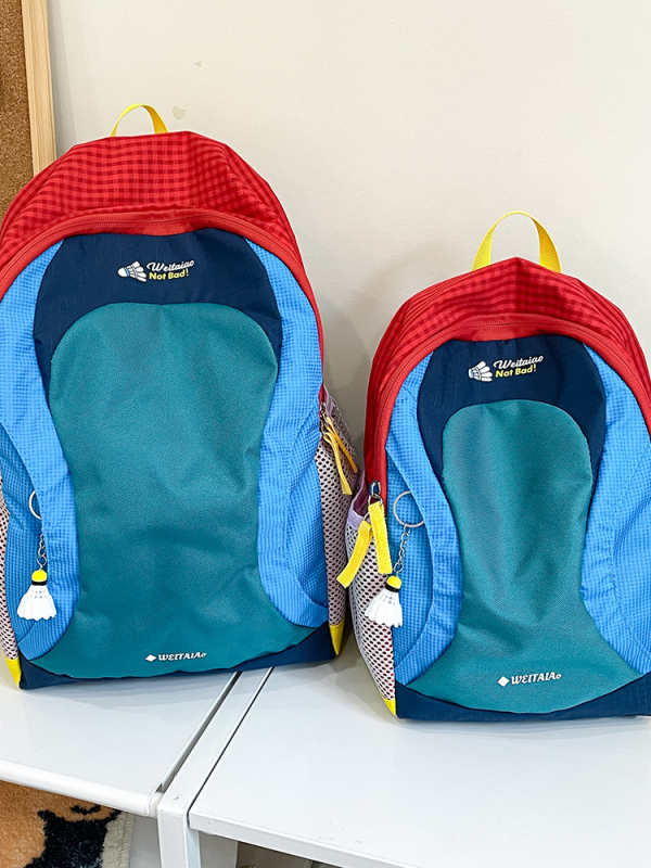 Uniszex kültéri túrakabát hátizsák, 20–35L kapacitás, 8 hüvelykes laptoprekesz, légáteresztő belső nylon, poliészter anyag, légpárnás vállrendszer, 2025 tavaszi kiadás