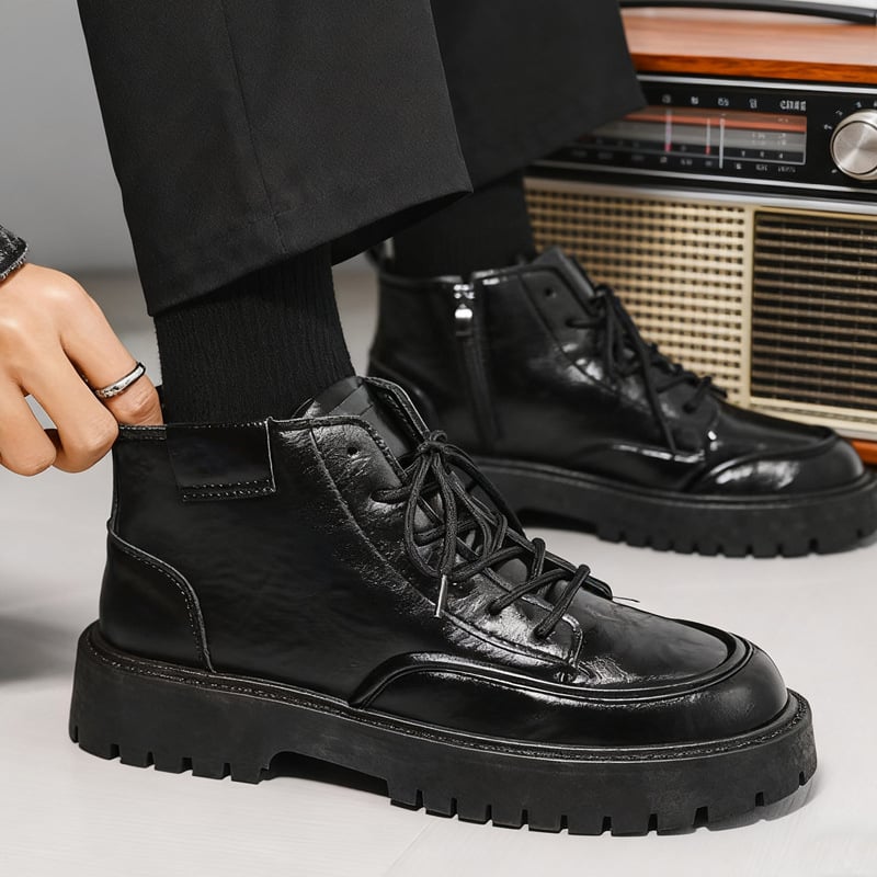 Muške Martin čizme s PU gornjim dijelom, gumom potplatom, bočnim zatvaračem, okruglim vrhom, debelim potplatom 3–5 cm, zimski poslovno-casual stil.