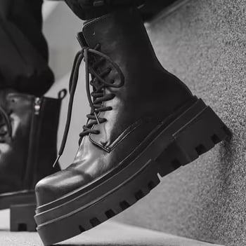 Martin čizme s gornjim dijelom od split kože, đon od gumene pjene, visina peta 6–8 cm, prednje vezivanje šnalama, britanski stil