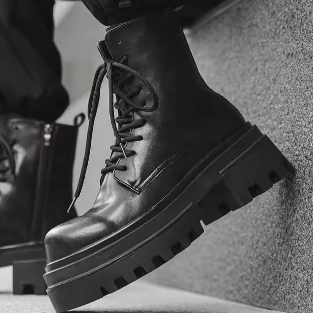 Martin čizme s gornjim dijelom od split kože, đon od gumene pjene, visina peta 6–8 cm, prednje vezivanje šnalama, britanski stil