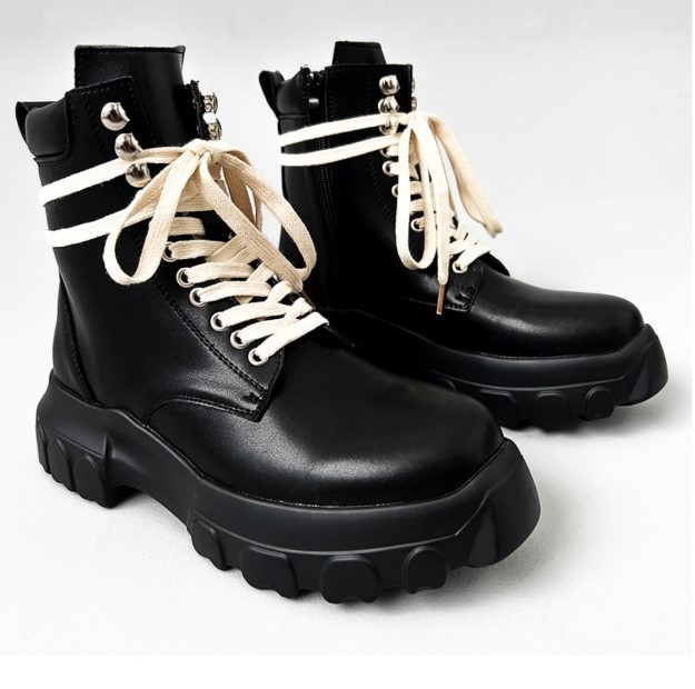 Martiniai batai – dviejų sluoksnių veršienos odos viršus, PU padas, 1–3 cm žemas kvadratinis kulnas, anglų stilius, aukšti batai