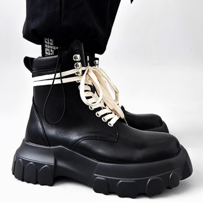 Martiniai batai – dviejų sluoksnių veršienos odos viršus, PU padas, 1–3 cm žemas kvadratinis kulnas, anglų stilius, aukšti batai