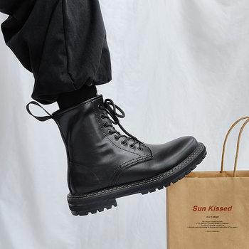 Martin bateliai, odinis viršus, gumos padas, apvali nosis, priekyje raišteliai, britiško stiliaus