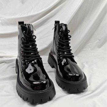 Vyriniai Martin bateliai britiško stiliaus, aukšti, iš dviejų sluoksnių karvės odos vampo, blizgūs, kūrybingas stilius.