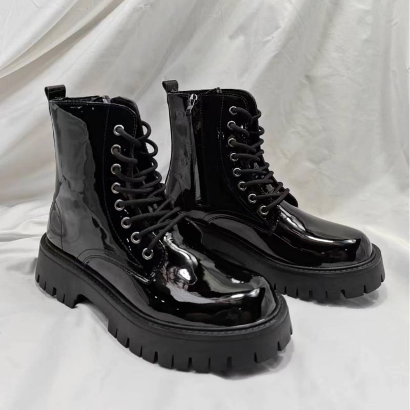 Vyriniai Martin bateliai britiško stiliaus, aukšti, iš dviejų sluoksnių karvės odos vampo, blizgūs, kūrybingas stilius.