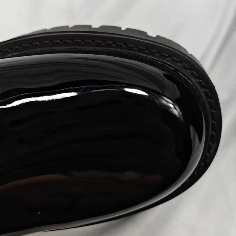 Vyriniai Martin bateliai britiško stiliaus, aukšti, iš dviejų sluoksnių karvės odos vampo, blizgūs, kūrybingas stilius.