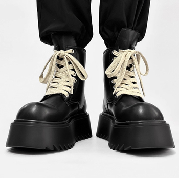 Martin batų su 10 cm vidiniu aukščio pakėlimu, iki šlaunų dalies, klininis kulnas 6–8 cm, viršutinė dalis iš antro sluoksnio odos, PU įdėklas