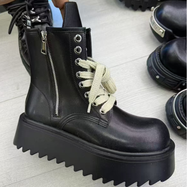 Martin batų su 10 cm vidiniu aukščio pakėlimu, iki šlaunų dalies, klininis kulnas 6–8 cm, viršutinė dalis iš antro sluoksnio odos, PU įdėklas