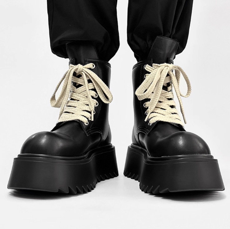 Martin batų su 10 cm vidiniu aukščio pakėlimu, iki šlaunų dalies, klininis kulnas 6–8 cm, viršutinė dalis iš antro sluoksnio odos, PU įdėklas