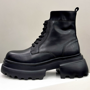 Martin batai, unisex, viršus iš split odos, padas iš gumos putų, kulno aukštis 6–8 cm, kvadratinė kulnė, priekinis raištelių užsegimas