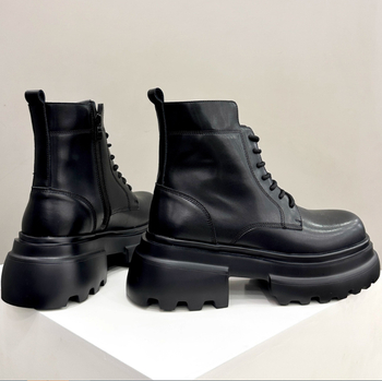 Martin batai, unisex, viršus iš split odos, padas iš gumos putų, kulno aukštis 6–8 cm, kvadratinė kulnė, priekinis raištelių užsegimas