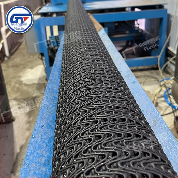 PE sietuve cieta drenāžas caurule, paredzēta zemes drenāžai un noplūžu novēršanai; produkta kods: Hard Permeable Pipe; piemērota dzelzceļa un autoceļu būvēm, lidostām, golfa laukumiem, stadioniem un ainavu veidošanai.