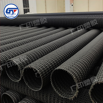 PE sietuve cieta drenāžas caurule, paredzēta zemes drenāžai un noplūžu novēršanai; produkta kods: Hard Permeable Pipe; piemērota dzelzceļa un autoceļu būvēm, lidostām, golfa laukumiem, stadioniem un ainavu veidošanai.