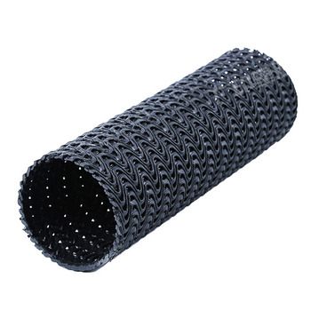 PE sietuve cieta drenāžas caurule, paredzēta zemes drenāžai un noplūžu novēršanai; produkta kods: Hard Permeable Pipe; piemērota dzelzceļa un autoceļu būvēm, lidostām, golfa laukumiem, stadioniem un ainavu veidošanai.