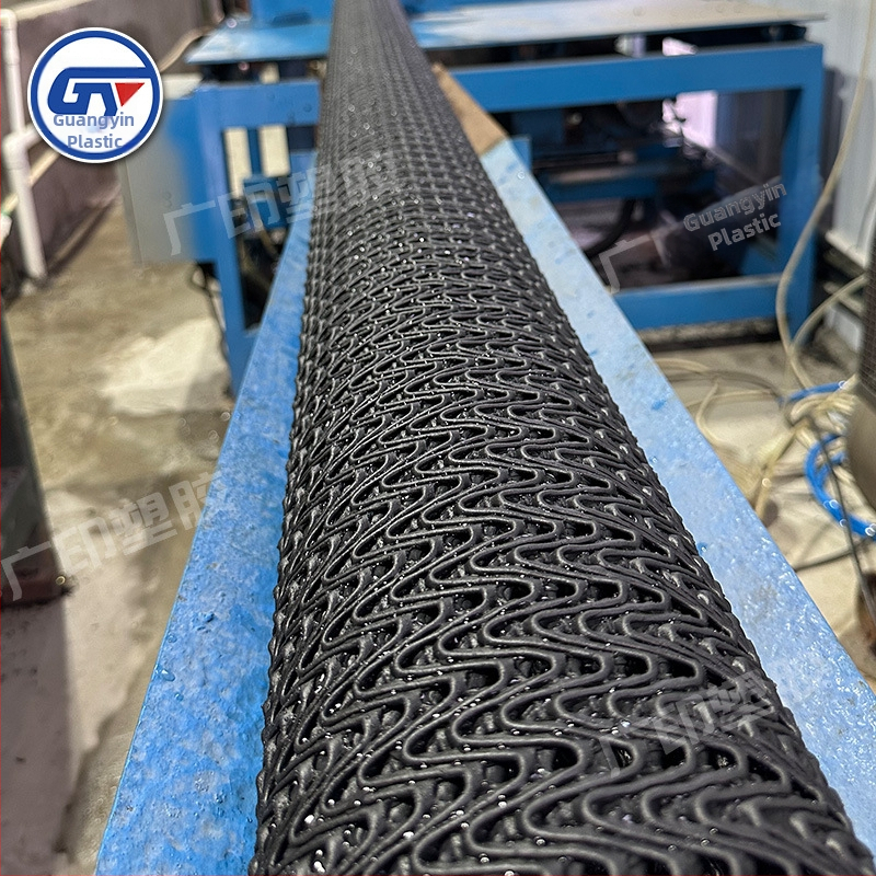 PE sietuve cieta drenāžas caurule, paredzēta zemes drenāžai un noplūžu novēršanai; produkta kods: Hard Permeable Pipe; piemērota dzelzceļa un autoceļu būvēm, lidostām, golfa laukumiem, stadioniem un ainavu veidošanai.