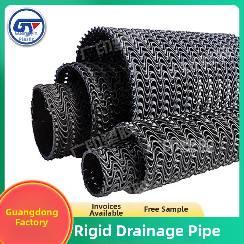 PE sietuve cieta drenāžas caurule, paredzēta zemes drenāžai un noplūžu novēršanai; produkta kods: Hard Permeable Pipe; piemērota dzelzceļa un autoceļu būvēm, lidostām, golfa laukumiem, stadioniem un ainavu veidošanai.