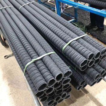 PE cieta caurlaidīgā caurule zemes drenāžai – augsta izturība, izliektā režģa konstrukcija, daļēji caurspīdīga