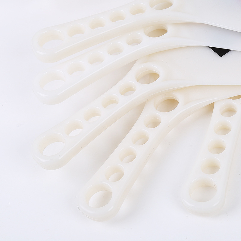 Tiesneša indikatora tablo vahetu pārkāpumu un time-outu gadījumos; plastmasa; 20 komplekti iepakojumā; drukāts logo; pielāgojams; piemērots basketbolam, futbolam, tenisam un citiem sporta veidiem.