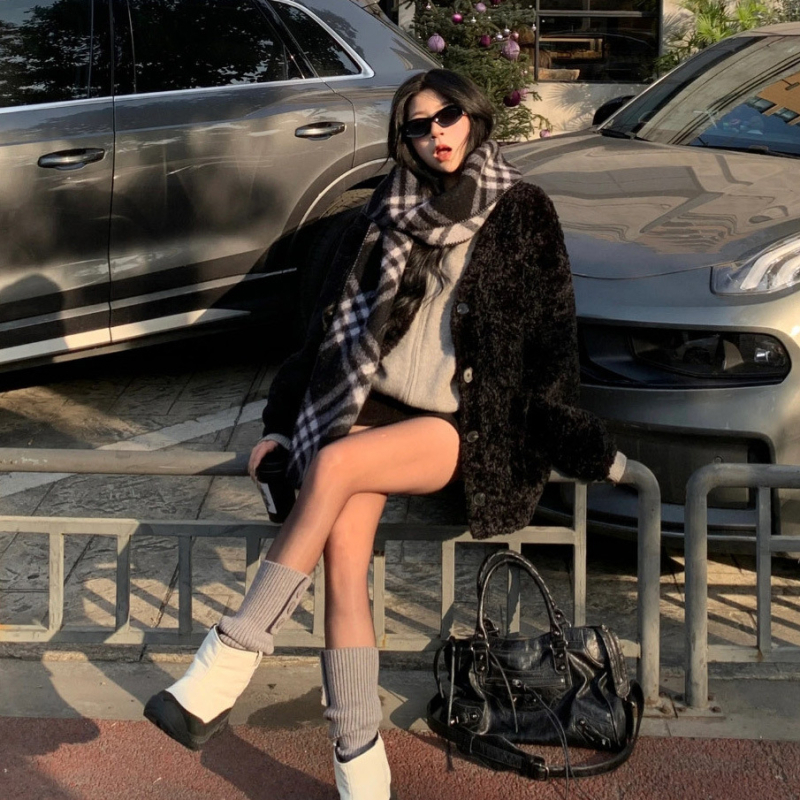 Téli hócipő középmagas szárú, kerek orrú, PVC talp, PU belsőtalp, sarka 1-3 cm