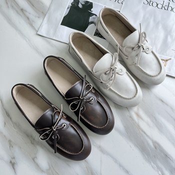 Női fűzős loaferek, felsőrész marhabőr, belső juh gyapjú bélés, gumitalp, alacsony sarok 1–3 cm, kopott vintázs felület