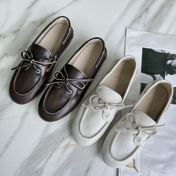 Női fűzős loaferek, felsőrész marhabőr, belső juh gyapjú bélés, gumitalp, alacsony sarok 1–3 cm, kopott vintázs felület