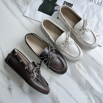 Női fűzős loaferek, felsőrész marhabőr, belső juh gyapjú bélés, gumitalp, alacsony sarok 1–3 cm, kopott vintázs felület