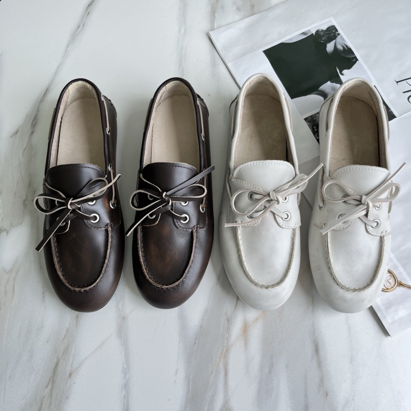 Női fűzős loaferek, felsőrész marhabőr, belső juh gyapjú bélés, gumitalp, alacsony sarok 1–3 cm, kopott vintázs felület